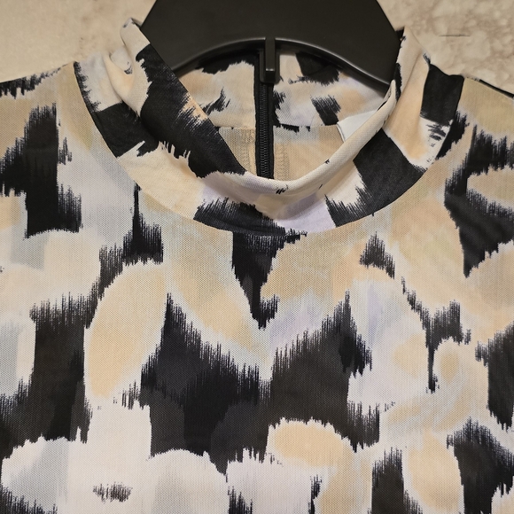 Cabi | Fitted Top | Black and Cream | Floral Long Sleeve | Size M - Picture 4 of 6